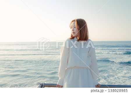 海辺で目を閉じる女性 海辺で目を閉じる女性 138028985