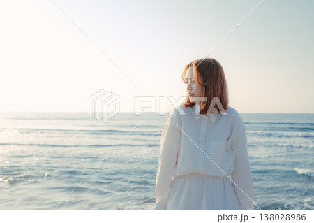 海辺で目を閉じる女性 138028986