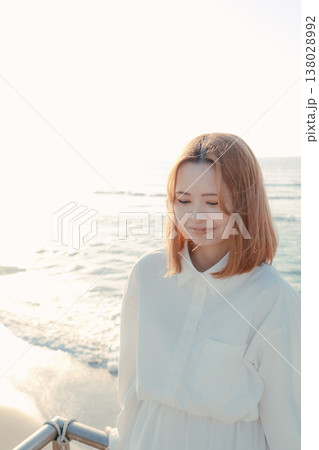 海辺で目を閉じる女性 海辺で目を閉じる女性 138028992
