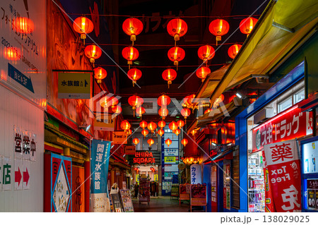 【神奈川県】煌びやかな雰囲気がある夜の横浜中華街 138029025