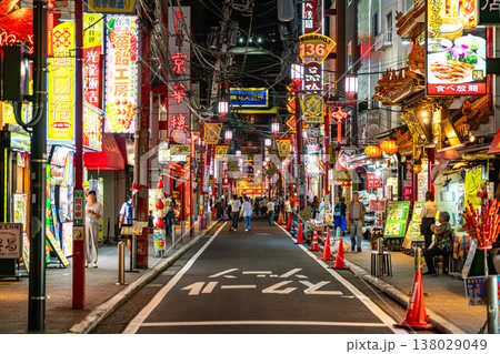 【神奈川県】煌びやかな雰囲気がある夜の横浜中華街 138029049