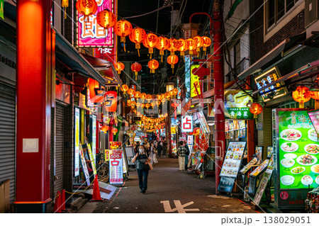 【神奈川県】煌びやかな雰囲気がある夜の横浜中華街 【神奈川県】煌びやかな雰囲気がある夜の横浜中華街 138029051