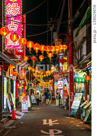 【神奈川県】煌びやかな雰囲気がある夜の横浜中華街 138029056
