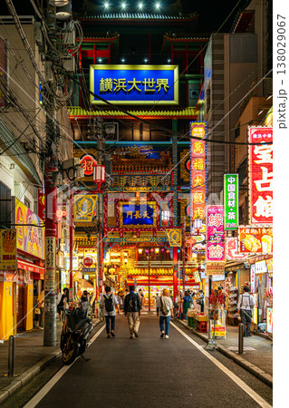 【神奈川県】煌びやかな雰囲気がある夜の横浜中華街 【神奈川県】煌びやかな雰囲気がある夜の横浜中華街 138029067
