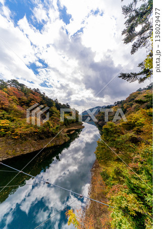 紅葉に彩られた渓谷と川面に映る雲 紅葉に彩られた渓谷と川面に映る雲 138029477