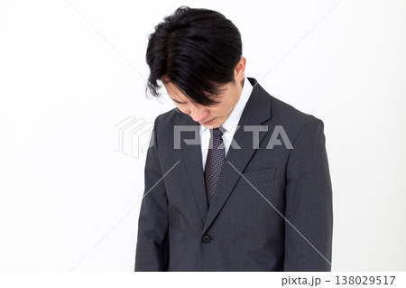 落ち込むスーツ姿のミドル男性ビジネスマン 138029517
