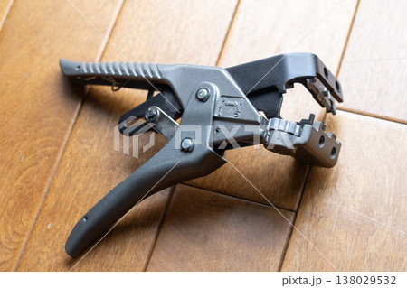 ストリッパーでVVFケーブルの被覆を剥く 138029532