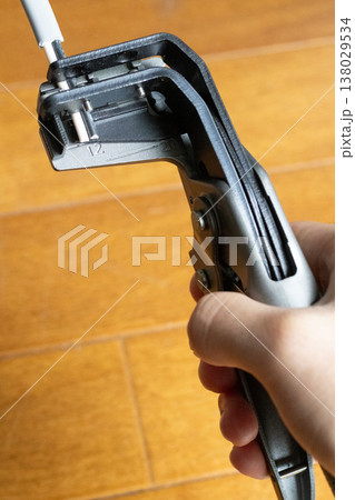 ストリッパーでVVFケーブルの被覆を剥く ストリッパーでVVFケーブルの被覆を剥く 138029534