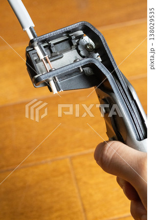 ストリッパーでVVFケーブルの被覆を剥く ストリッパーでVVFケーブルの被覆を剥く 138029535