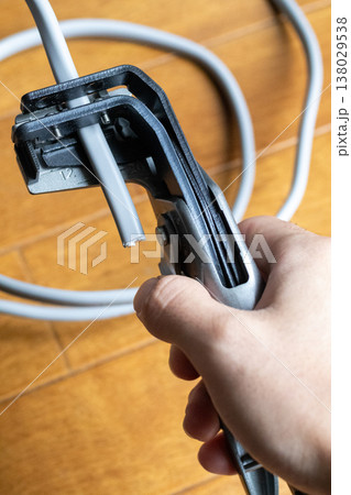 ストリッパーでVVFケーブルの被覆を剥く ストリッパーでVVFケーブルの被覆を剥く 138029538