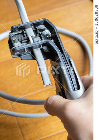 ストリッパーでVVFケーブルの被覆を剥く ストリッパーでVVFケーブルの被覆を剥く 138029539