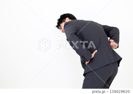 腰痛に苦しむスーツ姿のミドル男性ビジネスマン 138029620