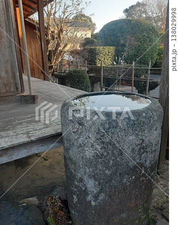 庭園にある手水舎 138029998