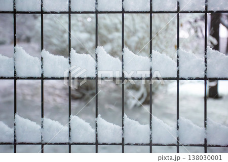 雪が積もるフェンス 冬の背景素材 雪が積もるフェンス 冬の背景素材 138030001