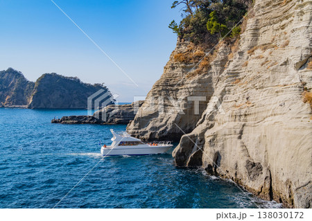 (静岡県)堂ヶ島・天窓洞に向かう遊覧船 (静岡県)堂ヶ島・天窓洞に向かう遊覧船 138030172