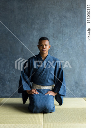 浴衣を着た外国人男性 138030352