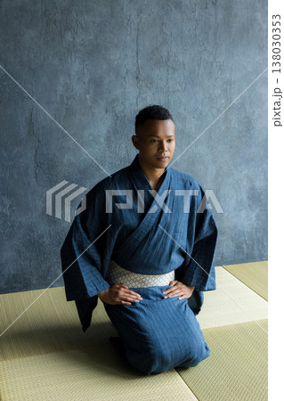 浴衣を着た外国人男性 138030353
