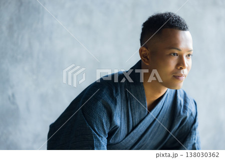 浴衣を着た外国人男性 138030362
