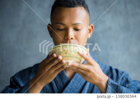 浴衣を着た外国人男性 138030364