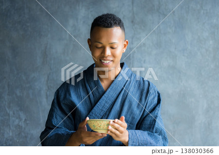 浴衣を着た外国人男性 138030366