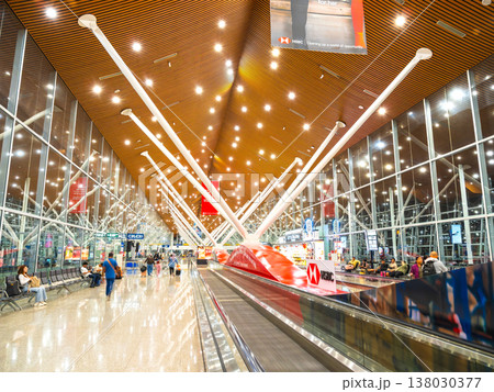 クアラルンプール国際空港　出発ロビー　※一部ソフトフォーカス 138030377