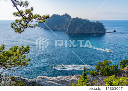 （静岡県）堂ヶ島・洞窟巡り・行き交う遊覧船 138030474