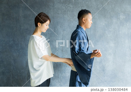 浴衣を着た外国人男性 138030484