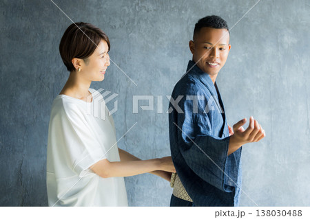 浴衣を着た外国人男性 138030488