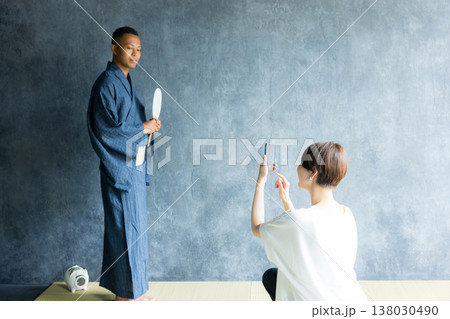 浴衣を着た外国人男性 138030490