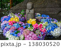 寺社の境内に飾られた色鮮やかな紫陽花の花手水と水盤の風景1 138030520