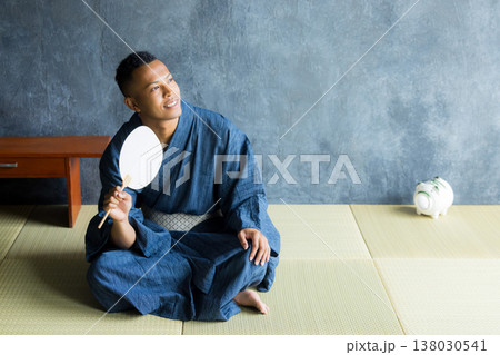 浴衣を着た外国人男性 138030541