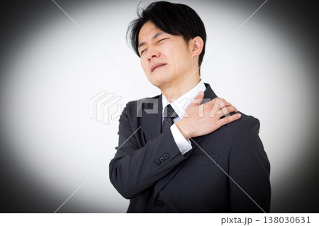 肩こりに苦しむスーツ姿のミドル男性ビジネスマン 138030631