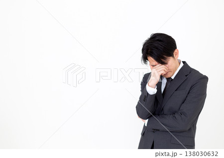 落ち込むスーツ姿のミドル男性ビジネスマン 138030632