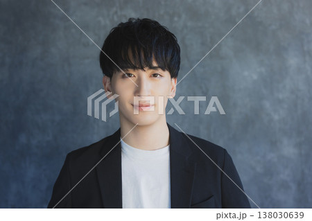 カメラ目線で微笑む若い男性　 138030639