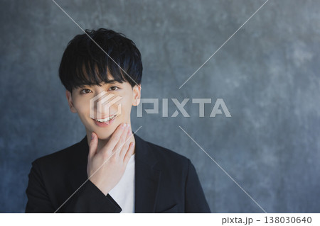 カメラ目線で微笑む若い男性　 138030640