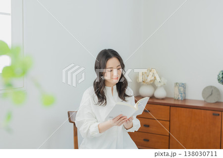 読書をする女性 138030711
