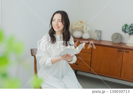 読書をする女性 読書をする女性 138030713