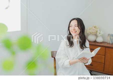 読書をする女性 138030714