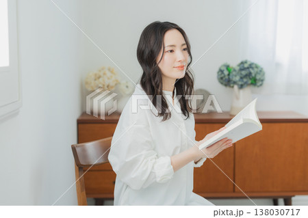 読書をする女性 読書をする女性 138030717