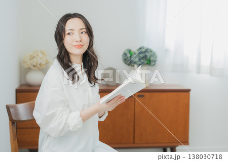 読書をする女性 読書をする女性 138030718