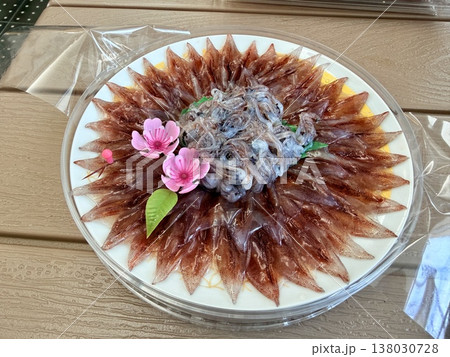 富山県滑川市の名産、ボイルと刺身で並ぶ新鮮なホタルイカの料理 富山県滑川市の名産、ボイルと刺身で並ぶ新鮮なホタルイカの料理 138030728