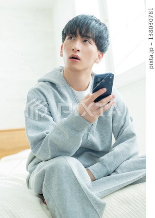 ベッドでスマホを見る男性 ベッドでスマホを見る男性 138030781