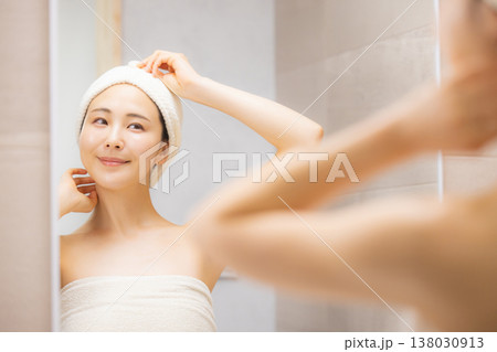 洗面所でヘアケアをする女性　　　　 138030913