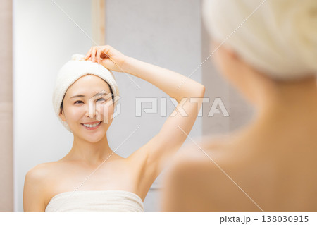 洗面所でヘアケアをする女性　　　　 138030915
