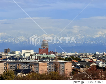 立山連峰を望む富山県富山市の富岩運河環水公園の風景 138031023