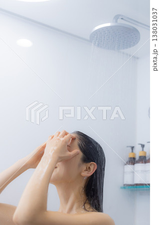 バスルームで寛ぐ女性　 138031037