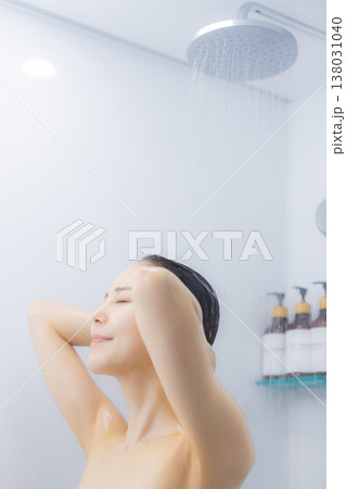 バスルームで寛ぐ女性　 138031040