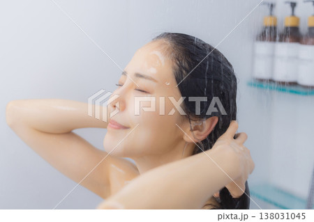 バスルームで寛ぐ女性　 138031045