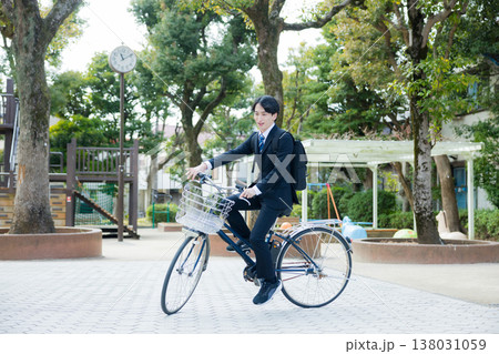 自転車を押して歩くビジネスマン 自転車を押して歩くビジネスマン 138031059