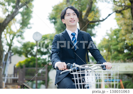 自転車を押して歩くビジネスマン 138031063